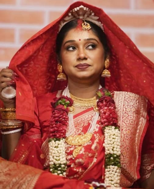 লাল বেনারসির সঙ্গে মানানসই সাবেকি সোনার গয়নায় পরেছিলেন তিনি৷ 