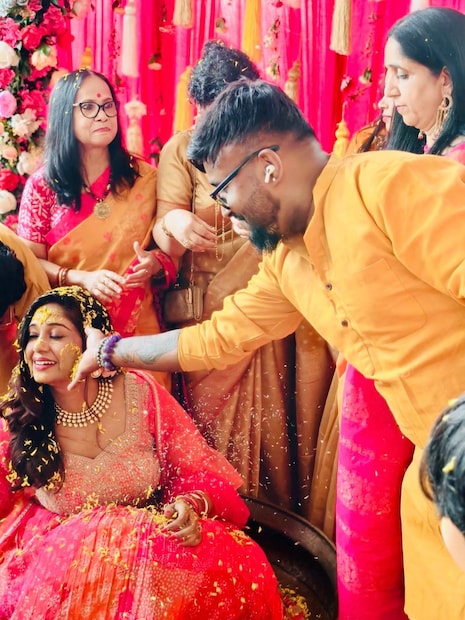 বিয়ের দিন লাল টুকটুকে বেনারসি শাড়ি পরেছিলেন গায়িকা৷ বিয়ের সাজে দারুণ লাগছিল তাঁকে৷ 