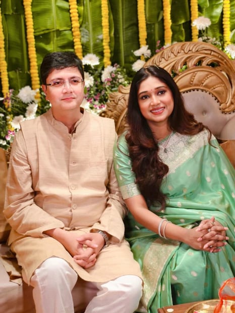 নাম শৌর্য, সম্ভবত তিনি তথ্যপ্রযুক্তির সঙ্গে যুক্ত৷ থাকেন বেঙ্গালুরুতে। বেশ কিছু দিন প্রেমপর্বের পর বিয়ের সিদ্ধান্ত নিয়েছেন তাঁরা।