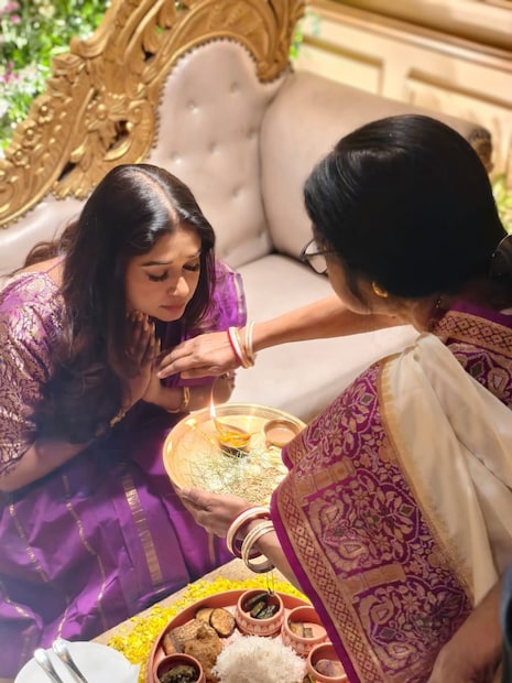 কানাঘুষো খবর, বিয়ের পর্ব মিটলেই মধুচন্দ্রিমায় পাড়ি দেবেন অন্তরা-শৌর্য। যদিও গন্তব্য অজানা। 