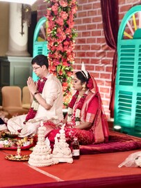 লাল বেনারসিতে অন্তরা মিত্র,'কিশোরী কিশোরী' গায়িকার গায়ে হলুদ থেকে সিঁদুরদান,রইল সব ছবি