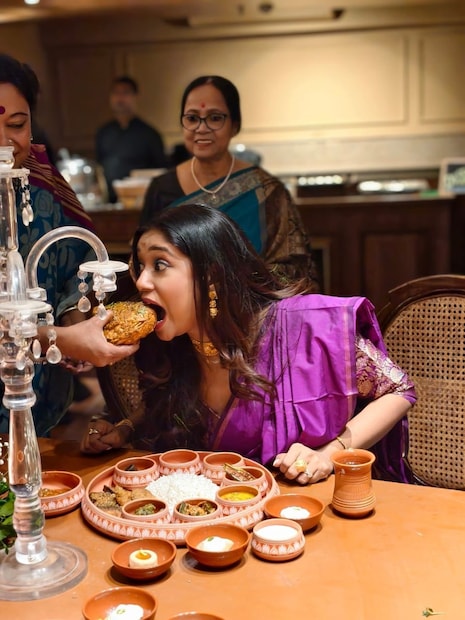 আশীর্বাদ, আইবুড়োভাত, গায়েহলুদ, বিয়ের প্রতিটা অনুষ্ঠানেই সাবেকি সাজে মন কেড়েছেন গায়িকা। 