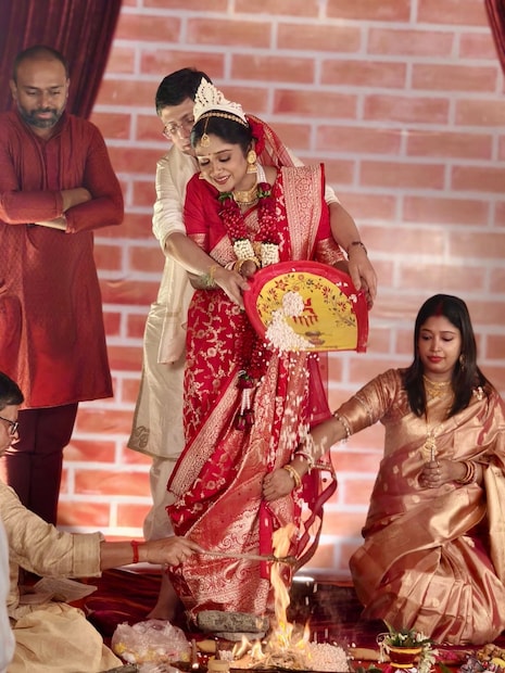 শুধুমাত্র পরিবার ও ঘনিষ্ঠ বন্ধুরা এই বিয়েতে উপস্থিত ছিলেন৷ কারণ শিল্পী চাননি, তাঁর বিয়ে নিয়ে বেশি আলোচনা হোক৷ তাই এতটা গোপনীয়তা বজায় রেখেছেন অন্তরা৷