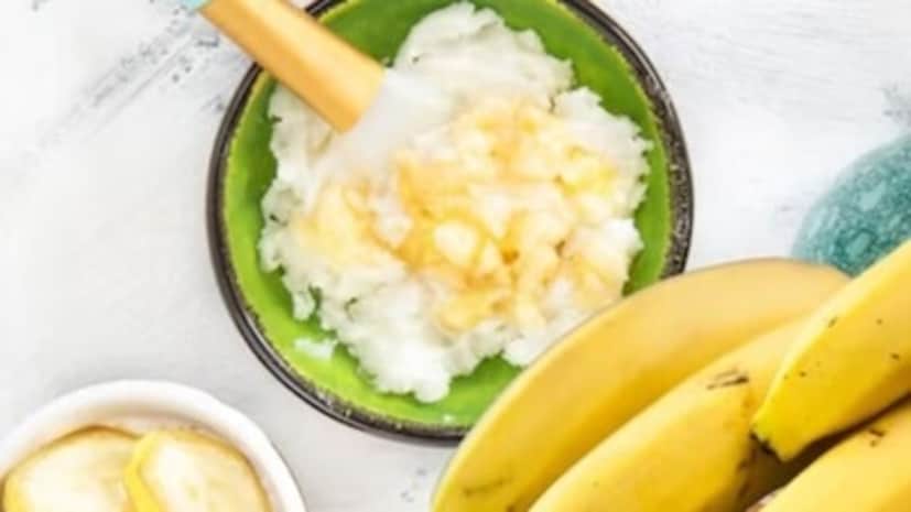 কলা এবং মধুর হেয়ার মাস্ক আপনার চুলের জন্য খুবই উপকারী। এটি চুলকে নরম, রেশমি এবং চকচকে করে তোলে। যাদের খুশকি তীব্র, তাদের জন্য এই হেয়ার প্যাকটি নানাভাবে উপকারী। এই হেয়ার মাস্কটি চুলে লাগালে ভিটামিন এ, সি এবং ই পাওয়া যায়, যা চুলকে শক্তিশালী করে। রোধ করে অকালপক্বতাও৷