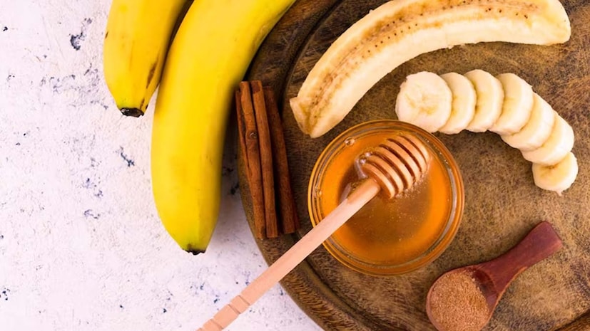 কলা দিয়ে এই হেয়ার মাস্ক তৈরি করে চুলে লাগালে চুলের প্রতিটি সমস্যার সমাধান সম্ভব। এই হেয়ার মাস্কের সবচেয়ে বড় সুবিধা হলো এটি সহজেই ঘরে তৈরি করা যায় এবং কলাকে এর ভিত্তি হিসেবে ব্যবহার করা হয়। 