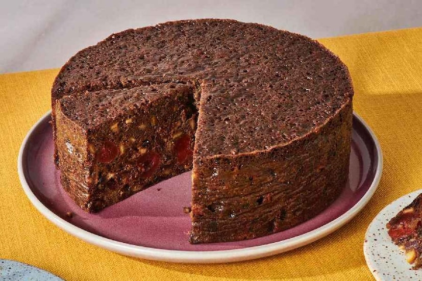 অতিরিক্ত চিনি গ্রহণ লিভারের জন্য অত্যন্ত ক্ষতিকর। কেক, ক্যান্ডি, প্যাকেটজাত জুস, সোডা, কোল্ড ড্রিঙ্কস এবং মিষ্টিতে অতিরিক্ত পরিমাণে পরিশোধিত চিনি এবং ফ্রুক্টোজ থাকে। এটি সরাসরি লিভারের উপর প্রভাব ফেলে, কারণ লিভার চিনিকে চর্বিতে রূপান্তরিত করে এবং তা সংরক্ষণ করে। ধারাবাহিকভাবে অতিরিক্ত চিনি গ্রহণ ইনসুলিন প্রতিরোধ ক্ষমতা এবং লিভারের প্রদাহ বৃদ্ধি করে। সোডা এবং কোল্ড ড্রিঙ্কস লিভারের জন্য বিশেষভাবে ক্ষতিকারক বলে মনে করা হয়। অতএব, এই খাবারগুলি এড়িয়ে চলুন।