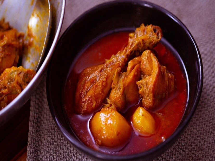 সসেজ, বেকন, হ্যাম এবং অন্যান্য প্রক্রিয়াজাত মাংসে নাইট্রেট সহ অনেক প্রিজারভেটিভ থাকে, যা লিভারের উপর চাপ সৃষ্টি করে। এই খাবারগুলিতে লবণের পরিমাণও বেশি থাকে, যা লিভারের ক্ষতি করতে পারে। লিভারের ক্ষতি রোধ করতে, প্রক্রিয়াজাত মাংসের পরিবর্তে তাজা বা গ্রিল করা মাংস বেছে নিন। নিরামিষ খাবারের জন্য, মসুর ডাল, ছোলা এবং সয়াবিন অন্তর্ভুক্ত করুন, যা প্রোটিনের নিরাপদ এবং লিভার-বান্ধব উৎস।