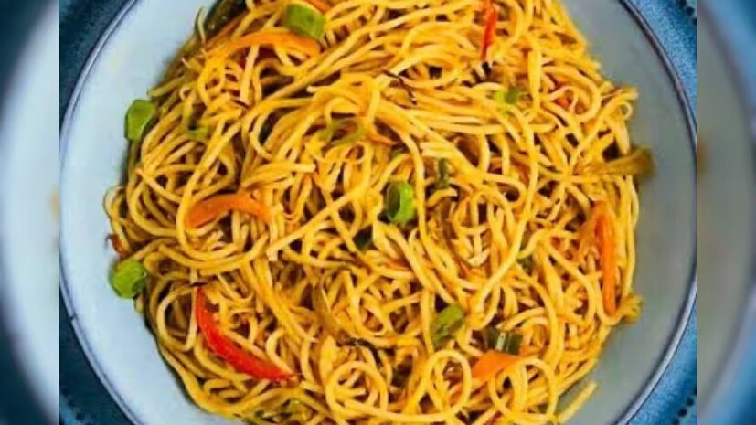 চিপস, ইনস্ট্যান্ট নুডলস, পনির এবং প্যাকেটজাত খাবারে লবণের পরিমাণ বেশি থাকে। অতিরিক্ত লবণ লিভারে প্রদাহ এবং জল ধরে রাখার কারণ হতে পারে। সময়ের সাথে সাথে, এটি লিভারের কার্যকারিতা ব্যাহত করতে পারে এবং উচ্চ রক্তচাপের মতো সমস্যা তৈরি করতে পারে। সুস্থ লিভার বজায় রাখার জন্য, প্যাকেটজাত খাবারের পরিবর্তে ভাজা ছোলা, ফল এবং সবুজ শাকসবজির মতো তাজা খাবার বেছে নেওয়া উচিত। রান্না করার সময়, লবণ গ্রহণ সীমিত করুন এবং প্রাকৃতিক মশলা ব্যবহার করুন।