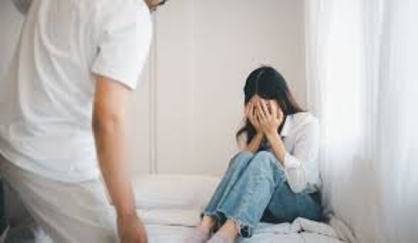 রাতে ঘুমানোর সময়ও অস্বস্তি বোধ করা, আপনি ক্রমাগত ভয় অনুভব করছেন, তাহলে এটি সবচেয়ে বড় লক্ষণ যে আপনার সাহায্যের প্রয়োজন। মনে রাখবেন কাউকে আঘাত করা, ধাক্কা দেওয়া, বা আঘাত করা, জিনিসপত্র ছুঁড়ে মারা, বা হুমকি দেওয়া হল তাৎক্ষণিক আইনি এবং মানসিক সাহায্য চাওয়ার লক্ষণ।