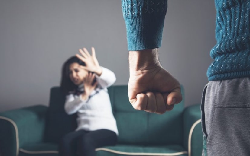 প্রতিটি ছোট ভুলের জন্য কটূক্তি করা, বার বার পুরনো বিষয়গুলি উত্থাপন করা, তুলনা করা এবং অবজ্ঞাপূর্ণ মন্তব্য করা, যদি আপনি সর্বদা ছোট বা মূল্যহীন বোধ করেন, তবে সম্পর্কের ক্ষেত্রে এটি একটি সতর্কতা। স্বামী যদি সর্বদা শাশুড়ির পক্ষ নেন, পারিবারিক কোনও সমস্যা ভাগ করে কেউ শোনেন না, মানসিক সহায়তার অভাব, এই পরিস্থিতিতে মানসিক স্বাস্থ্য মারাত্মকভাবে ক্ষতিগ্রস্ত হতে পারে।