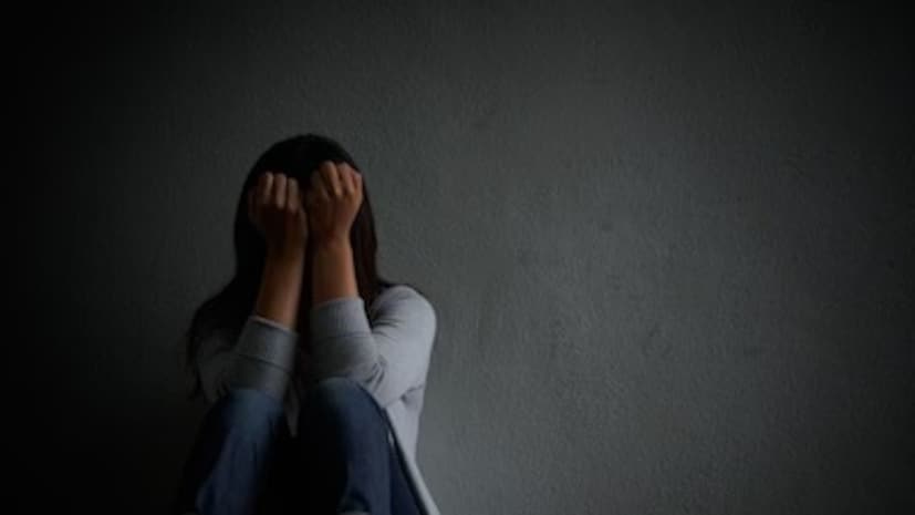  "তুমি কিছুই করতে পারবে না", হুমকি বা ভীতি প্রদর্শন, হুমকির কারণে সিদ্ধান্ত নিতে ভয় পাওয়া - এইসব কথা বলা মানে আপনি বাড়িতে নিরাপদ বোধ করছেন না। পরিস্থিতি বিপজ্জনক হয়ে গেলে, দাম্পত্যে রেড ফ্ল্যাগ চলে এলে বিশ্বস্ত ব্যক্তির সঙ্গে কথা বলুন৷ মানসিক স্বাস্থ্য পেশাদাররা সাহায্য করতে পারেন। পারিবারিক সহিংসতার বিরুদ্ধে এফআইআর বা পুলিশ রিপোর্ট দায়ের করুন। যদি আপনি হুমকি বোধ করেন, তাহলে অস্থায়ীভাবে নিরাপদ স্থানে চলে যান। ১এই ঘটনাটি সমাজকে মনে করিয়ে দেয় যে পারিবারিক সহিংসতা এবং মানসিক চাপ গুরুতর পরিণতি ঘটাতে পারে। অতএব, পারিবারিক সম্পর্কের ক্ষেত্রে বোঝাপড়া এবং সহানুভূতি অত্যন্ত গুরুত্বপূর্ণ।