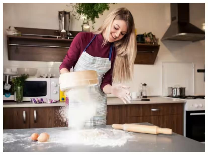 ফিটনেস কোচ প্রিয়ঙ্ক মেহতার মতে যদি আটা ফ্রিজে রাখার প্রয়োজন হয়, তাহলে ২৪ ঘণ্টার বেশি রাখবেন না। সময়ের সঙ্গে সঙ্গে স্বাদ, গঠন, সুগন্ধ এবং পুষ্টি হ্রাস পেতে থাকে। খুব বেশি পুরনো আটা খেলে হজমের উপর সরাসরি প্রভাব পড়ে এবং পেট ফাঁপা, গ্যাস বা অ্যাসিডিটির ঝুঁকি বেড়ে যায়। তাজা আটাই সবচেয়ে ভাল। যতটা প্রয়োজন ততটা ময়দা মাখার চেষ্টা করুন। যদি আপনি সকাল এবং সন্ধ্যায় রুটি বানান, তাহলে দুবার তাজা ময়দা মাখার অভ্যাস করুন। এটি আপনার স্বাস্থ্যের উন্নতি করবে এবং আপনার রুটি সবসময় দারুন স্বাদের হবে তা নিশ্চিত করবে।