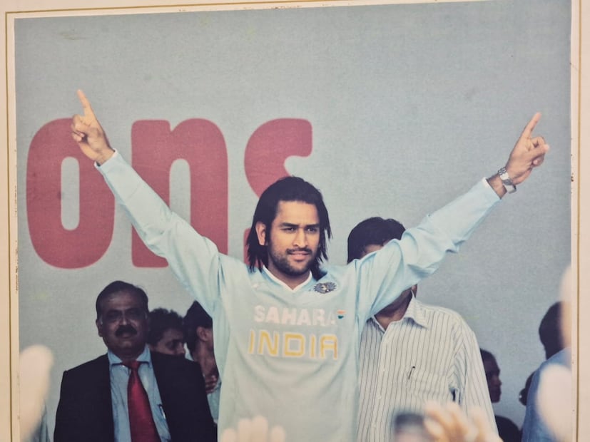 ম্যাচের চার দিন আগেই সব টিকিট বিক্রি হয়ে গেছে। ঝারখান্ড ক্রিকেট কর্তা হিসেবে দায়িত্ব সামলাচ্ছেন প্রাক্তন ক্রিকেটার সৌরভ তিওয়ারি। বিরাটের সঙ্গে অনূর্ধ্ব-১৯ বিশ্বকাপ জয়ী ক্রিকেটার সৌরভ এখন ঝাড়খণ্ডের সচিব। সৌরভের সঙ্গে রয়েছেন আরেক প্রাক্তন টেস্ট ক্রিকেটার শাহাবাজ নাদিম। যুগ্ম সচিব পদে রয়েছেন তিনি।