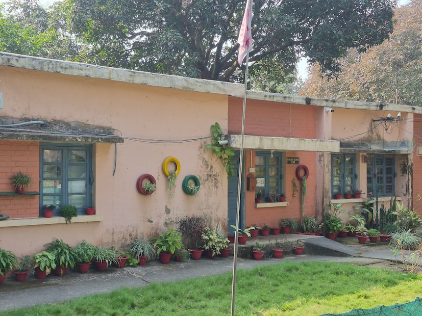 দুজনেই জানিয়েছেন, রাঁচিতে ক্রিকেটের উন্মাদনা সবসময় বেশি। তার ওপরে বিরাট-রোহিত ম্যাচ খেলবে তাই টিকিটের চাহিদা প্রচুর ছিল। চারদিন আগেই সব টিকিট শেষ। তবে মহেন্দ্র সিং ধোনি আসবেন না ম্যাচ দেখতে। ম্যাচের আগের দিন শনিবারই রাঁচি থেকে তিনি বেঙ্গালুরু গেছেন বিজ্ঞাপন সংক্রান্ত কাজের জন্য।