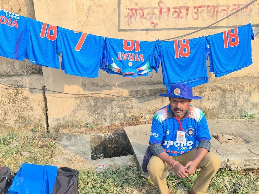 অন্য দিকে, ম্যাচে জন্য যে জার্সি বিক্রি হচ্ছে তা প্রায় ৭০ শতাংশই বিরাট এবং রহিতের নামে। বাকি ক্রিকেট ছেড়ে দিলেও মহেন্দ্র সিং ধোনি জার্সির চাহিদা রয়েছে এখনও।