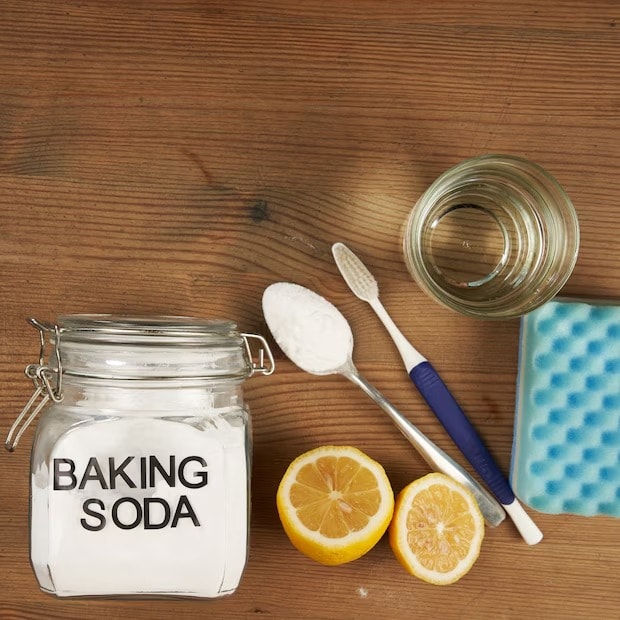 এর জন্য, ফ্রিজ ডোরের রাবারটিকে উজ্জ্বল, চকচকে ও পরিষ্কার করার জন্য আপনি বাড়িতে থাকা একটি পুরনো ব্রাশ ব্যবহার করতে পারেন। এর জন্য, আপনি টুথব্রাশে পেস্টটি লাগাতে পারেন এবং তারপর রাবারের উপর ঘষতে পারেন।