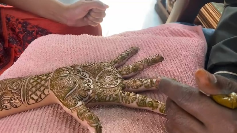 দীর্ঘাঙ্গী মেয়ে মুমতাজের আবার হাইটের বিষয় রয়েছে। তাই পাত্র পছন্দ করা ঠিক ততটা সহজ হচ্ছে না। আপাতত তাই মৌবনীই বাঁধা পড়ছেন সাত পাকে।