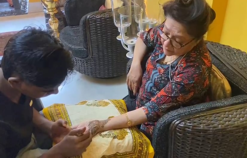 বিয়ের আগের দিন বসেছিল মেহন্দির আসর৷ পাত্রী তো বটেই, মেহেন্দি পরলেন অন্য বোনেরা৷ মেহেন্দি পরলেন মৌবনির মা জয়শ্রী সরকারও৷ 