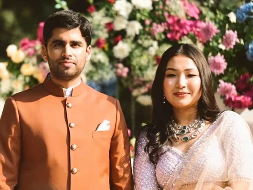 সমাজবাদী পার্টির সুপ্রিমো অখিলেশ যাদবের কথা সবাই জানেন, সম্প্রতি যাঁর বিয়ের অনুষ্ঠানের ছবিতে সোশ্যাল মিডিয়া ভরে গিয়েছে, সেই আরিয়ান যাদব অখিলেশেরই খুড়তুতো ভাই। মঙ্গলবার তাঁর শুভ বিবাহ সম্পন্ন হয়েছে। সেফাইতে অনুষ্ঠিত এই জমকালো বিয়েতে পুরো যাদব পরিবারকে একসঙ্গে দেখা গিয়েছে। ৬০০ ফুট উঁচু মঞ্চে লাদাখের সেরিংকে আরিয়ান মালা পরিয়েছিলেন। (Photo: Instagram)