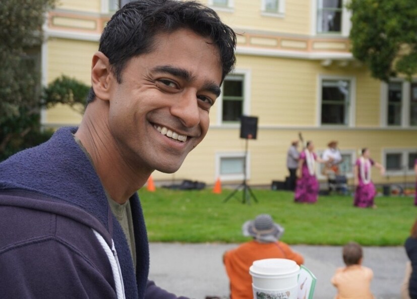 গত সপ্তাহের কথা, তার বেশি নয়। এখনও সেই নিয়ে আলোচনা মুখে মুখে। নিউ ইয়র্কের মেয়র নির্বাচনে জয়লাভ করে ভারতীয় বংশোদ্ভূত জোহরান মামদানি ইতিহাস সৃষ্টি করে ফেলেছেন। আর ঠিক তার পর পরই, এই ঘটনার সূত্র ধরে মার্কিন রাজনীতিতে একটি মাইলফলক অর্জনের জন্য যিনি আপাতত অপেক্ষা করছেন, তেমন আরেক দক্ষিণ এশীয় ডেমোক্র্যাটকে নিয়ে অনেকের মনেই আশার সঞ্চার হয়েছে। বিশেষ করে উত্তেজনায় প্রহর গুনছেন বাঙালিরা। ন্যান্সি পেলোসি অবসর ঘোষণা করার পর ভারতীয় বংশোদ্ভূত সৈকত চক্রবর্তীকে এখন সেই পদে দেখার আশা পূর্ণ হতে চলেছে। এর ফলে মার্কিন কংগ্রেসে সান ফ্রান্সিসকো আসনের জন্য ডেমোক্র্যাটিক দলের মনোনয়ন নিশ্চিত হওয়ার দরজা খুলে গিয়েছে বলাই যায়। (Photo: X)