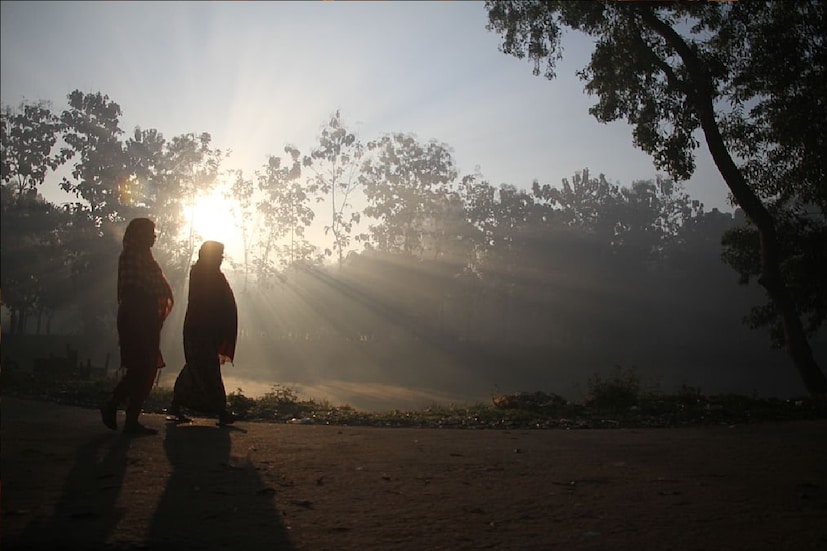 *পাকাপাকিভাবে শীত না এলেও হালকা শীতের আমেজ রয়েছে দক্ষিণবঙ্গের জেলায় জেলায়। পুরুলিয়া জেলা জুড়ে তাপমাত্রার পারদ অনেকটাই নিম্নমুখী। ভোরবেলা ও রাতের দিকে শীত অনুভূত হচ্ছে। যদিও বেলা বাড়তেই ঝলমলে রোদের দেখা মিলছে জেলায়। কিন্তু রোদের তাপ সেভাবে গায়ে লাগছে না। *পাকাপাকিভাবে শীত না এলেও হালকা শীতের আমেজ রয়েছে দক্ষিণবঙ্গের জেলায় জেলায়। পুরুলিয়া জেলা জুড়ে তাপমাত্রার পারদ অনেকটাই নিম্নমুখী। ভোরবেলা ও রাতের দিকে শীত অনুভূত হচ্ছে। যদিও বেলা বাড়তেই ঝলমলে রোদের দেখা মিলছে জেলায়। কিন্তু রোদের তাপ সেভাবে গায়ে লাগছে না।