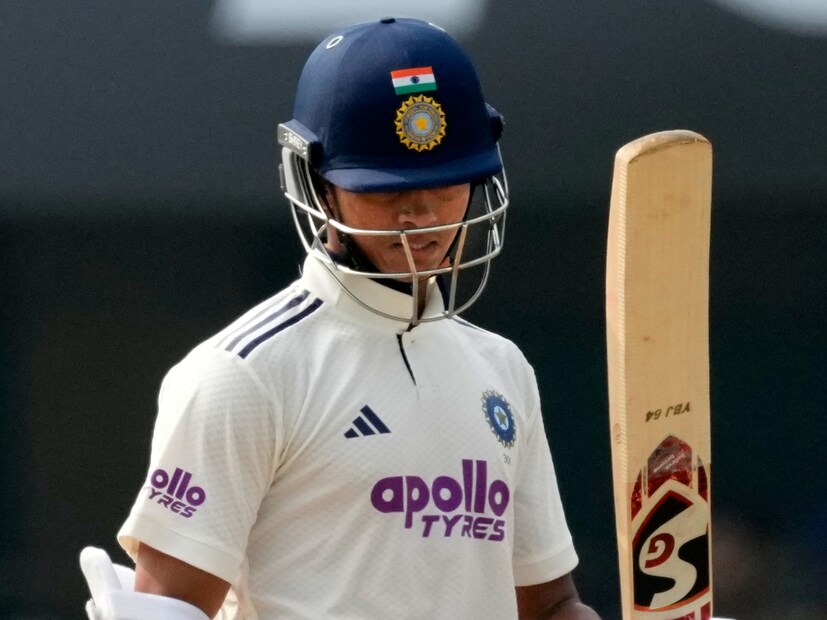 দুরন্ত ব্যাটিং করে নিজের হাফ সেঞ্চুরি পূরণ করনে যশস্বী জয়সওয়াল। কিন্তু ওপেনিং জুটি ভাঙতেই ধস নামে ভারতীয় দলের ব্যাটিংয়ে। নিয়মিত ব্যবধানে একের পর এক উইকেট হারিয়ে চাপে পড়ে যায় টিম ইন্ডিয়া।