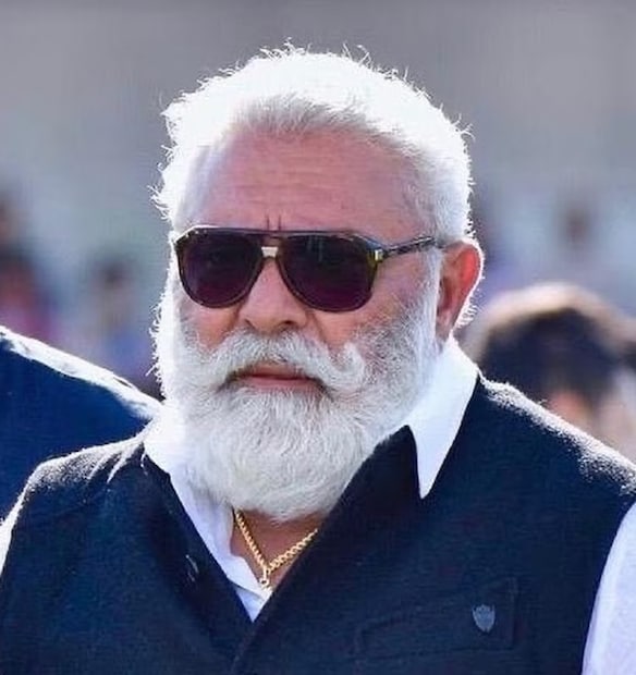 ছেলেদের কিশোর বয়সেই বৈবাহিক অশান্তি শবনম আর যোগরাজকে বিবাহবিচ্ছেদের দিকে পরিচালিত করে, যার পরে ছেলেরা তাঁদের মায়ের সঙ্গেই থাকতেন। বিবাহবিচ্ছেদের পর যোগরাজ ১৯৯০-এর দশকে পঞ্জাবি অভিনেত্রী নীনা বুন্ধেলকে বিয়ে করেন। ক্রিকেট থেকে অবসর গ্রহণের পর তিনি চলচ্চিত্র জগতে পা রাখেন যেখানে নীনার সঙ্গে তাঁর পরিচয় হয়। তাঁদের বিবাহের ফলে নীনা যোগরাজের সঙ্গে মার্কিন যুক্তরাষ্ট্রে চলে যান, পরিবারে মনোযোগ দেওয়ার জন্য নিজের চলচ্চিত্র কেরিয়ারে ইতি টানেন।