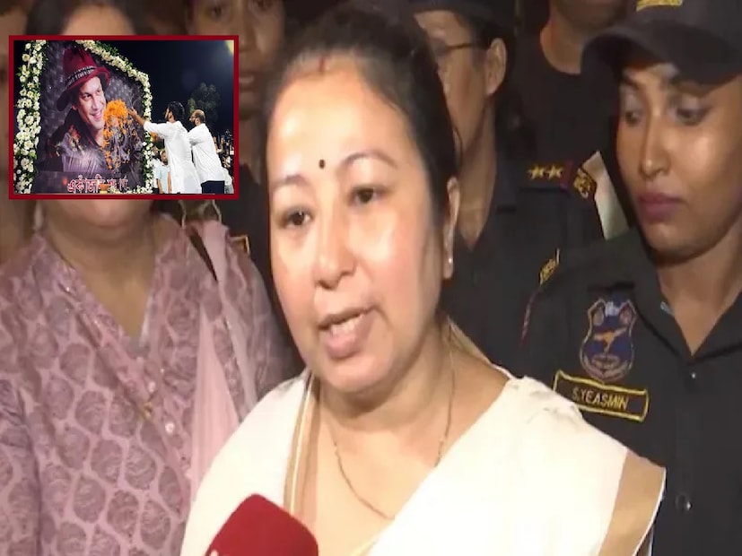 : সেপ্টেম্বরেই স্বামীকে হারিয়েছেন এবার প্রয়াত গায়ক জুবিন গর্গের স্ত্রী গরিমা সাইকিয়া গর্গকে মঙ্গলবার রাতে হাসপাতালে ভর্তি করা হয়েছে৷ স্বাস্থ্য সংক্রান্ত জটিলতার কারণে গুয়াহাটির একটি বেসরকারি হাসপাতালে ভর্তি করা হয়েছে। চিকিৎসকরা জানিয়েছেন যে, তার অবস্থা বর্তমানে স্থিতিশীল, যদিও তিনি এখনও চিকিৎসা পর্যবেক্ষণে আছেন। হাসপাতাল সূত্রে জানা গেছে, গরিমা তাঁর স্বামীর মৃত্যুর পর মানসিক চাপের কারণে তিনি দুর্বলতা এবং ডিহাইড্রেশনে ভুগছিলেন। : সেপ্টেম্বরেই স্বামীকে হারিয়েছেন এবার প্রয়াত গায়ক জুবিন গর্গের স্ত্রী গরিমা সাইকিয়া গর্গকে মঙ্গলবার রাতে হাসপাতালে ভর্তি করা হয়েছে৷ স্বাস্থ্য সংক্রান্ত জটিলতার কারণে গুয়াহাটির একটি বেসরকারি হাসপাতালে ভর্তি করা হয়েছে। চিকিৎসকরা জানিয়েছেন যে, তার অবস্থা বর্তমানে স্থিতিশীল, যদিও তিনি এখনও চিকিৎসা পর্যবেক্ষণে আছেন। হাসপাতাল সূত্রে জানা গেছে, গরিমা তাঁর স্বামীর মৃত্যুর পর মানসিক চাপের কারণে তিনি দুর্বলতা এবং ডিহাইড্রেশনে ভুগছিলেন।