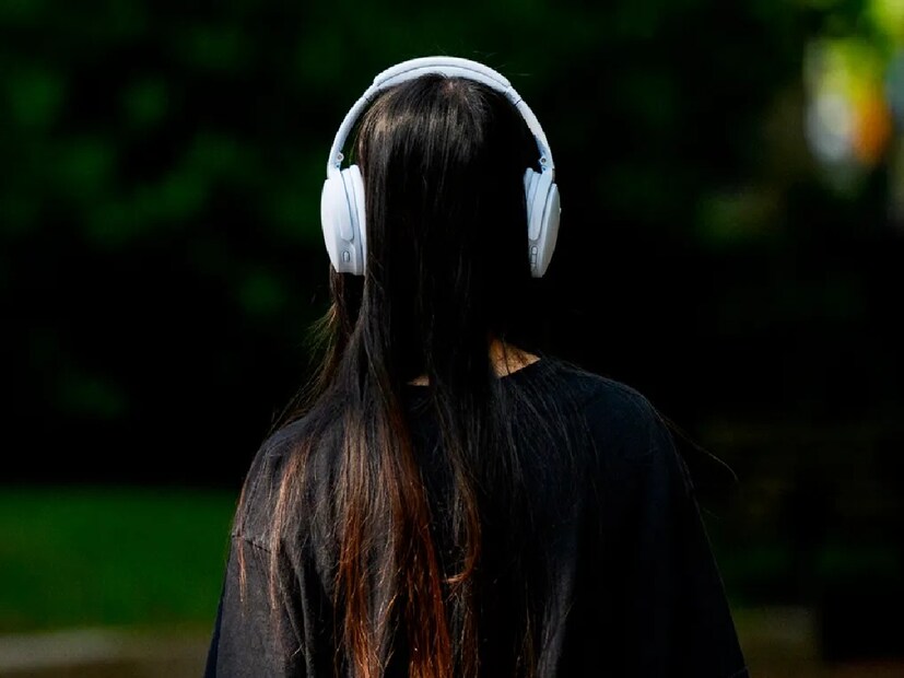 গান আবার ওষুধের তুলনায় কম ব্যয়বহুল, শরীরের জন্য ভাল ও এর কোনও পার্শ্বপ্রতিক্রিয়া নেই। (Disclaimer: এই প্রতিবেদনটি কেবলমাত্র সাধারণ তথ্যের জন্য, তাই বিস্তারিত জানতে হলে সর্বদা বিশেষজ্ঞের পরামর্শ নিন।)