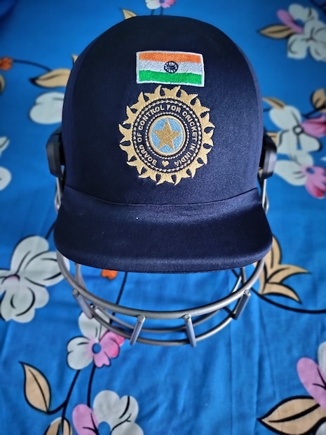 ওয়াশিংটন সুন্দরের থেকে পেয়েছেন হেলমেট৷ পাশাপাশি নিজের বাংলার জার্সিতেও সকলকে দিয়ে সই করিয়ে নিয়েছেন৷ খালি শুভমান গিলের অটোগ্রাফটা হল না এটাই আক্ষেপ কৌশিক মাইতির৷