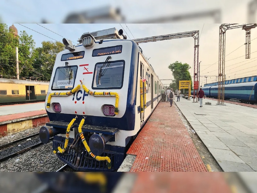 প্রতিদিন কল্যাণী এইমসে-এ অনেক রোগী এবং তাঁদের পরিজনরা যাতায়াত করেন। মূলত, তাঁদের কথা মাথায় রেখেই এই সিদ্ধান্ত। স্বাভাবিকভাবে নতুন একটি দিন এবং পাশাপাশি নতুন আরেকটি এসি লোকাল পেয়ে খুশি নদিয়াবাসী। Input- Mainak Debnath