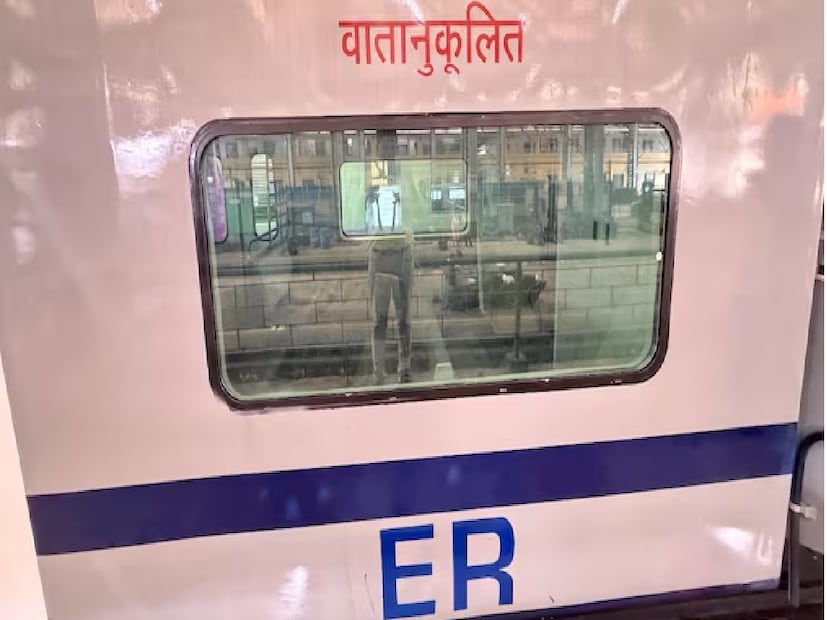 আর তাদের জন্যই অনেক সুবিধা হল নতুন এই কল্যাণী এসি লোকাল দেওয়ার ফলে। এবং তার পাশাপাশি রবিবার থেকে কৃষ্ণনগর-শিয়ালদহ এসি লোকাল চালু হওয়ার ফলে মায়াপুর ইসকন মন্দির যাওয়ার জন্য পর্যটকদের অনেকটাই সুবিধা হবে বলে মনে করছেন সকলে।