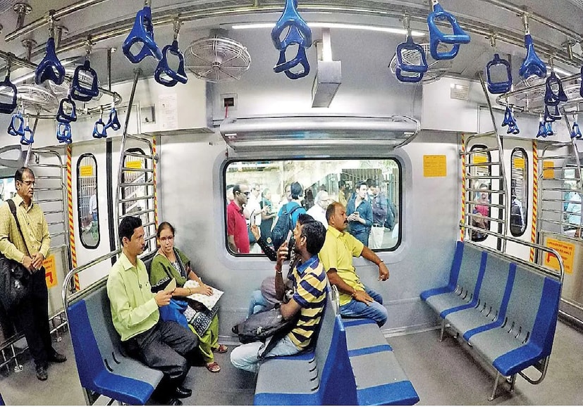 বেড়েছে যাত্রী, বাড়ছে চাহিদা। আর সেই কারণেই এবার রবিবারেও চলবে কৃষ্ণনগর থেকে এসি লোকাল। আপাতত পরীক্ষামূলকভাবে শিয়ালদহ - কৃষ্ণনগরের মধ্যে চলবে রবিবারের এই এসি ট্রেনের পরিষেবা। এছাড়া, সোমবার থেকে শনিবার এবার শিয়ালদহ থেকে কল্যাণীর মধ্যেও নতুন সময়ে এসি ট্রেন চালানোর সিদ্ধান্ত নেওয়া হয়েছে রেলের তরফ থেকে।