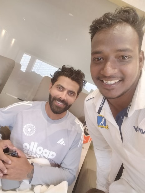২৬ বছর বয়সী এই ক্রিকেটার বিগত দুবছর আইপিএলের নিলামে তালিকাভুক্তও ছিলেন। বেশ কয়েকটি ফ্রাঞ্চাইজিদের ট্রায়ালও দিয়েছেন। তবে আইপিএলে কোন দল না পেলেও, এবার সরাসরি ভারতীয় দলের জায়গা হয়ে পাওয়া বাংলা ক্রিকেটের সব্যসাচী কৌশিক মাইতির। তিনি যেমন এই সুযোগে ক্রিকেটার হিসেবে নিজের ভুলচুক সারিয়ে নেওয়ার টিপস পেয়েছেন, ঠিক তেমনিই প্রিয় ক্রিকেটার জাদেজার সঙ্গে সেলফি তোলাটা সেরে নিতেও ভোলেননি৷