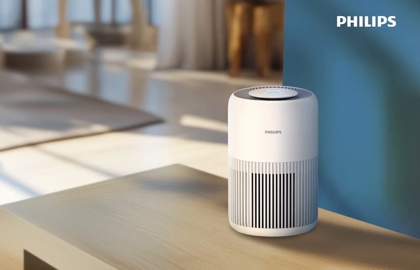 Philips AC0950 এয়ার পিউরিফায়ার HEPA ফিল্টার এবং অ্যাক্টিভেটেড কার্বনের সমন্বয়ে ধুলো, অ্যালার্জেন ও দুর্গন্ধ দূর করে। এটি ৩০০ বর্গফুট পর্যন্ত ঘরের জন্য উপযোগী এবং এর CADR হলো ২৫০ m³/h। এই কমপ্যাক্ট মডেলে ছোট একটি ডিসপ্লে রয়েছে, যেখানে রিয়েল-টাইম এয়ার কোয়ালিটি দেখা যায়। ফিলিপস অ্যাপের মাধ্যমে একে নিয়ন্ত্রণও করা যায়। এছাড়াও রয়েছে অটোমেটিক মোড, যা দূষণের মাত্রা অনুযায়ী ফ্যান স্পিড ঠিক করে। এনার্জি-এফিশিয়েন্ট ও নীরব এই পিউরিফায়ারের দাম ৯,২৯৯ টাকা (Image: Amazon)