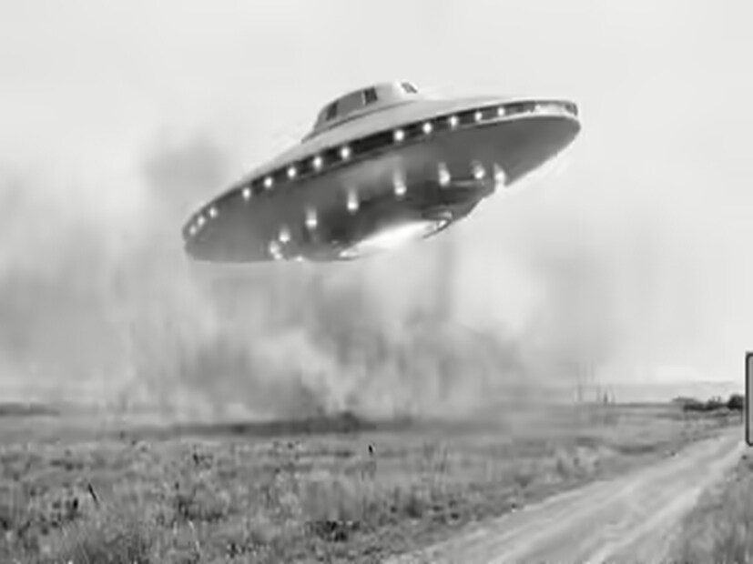 এরিক ডেভিস ২০০৭ সালে মার্কিন কংগ্রেসের প্রতিষ্ঠিত অ্যাডভান্সড অ্যারোস্পেস থ্রেট আইডেন্টিফিকেশন প্রোগ্রামের (এএটিআইপি) বৈজ্ঞানিক উপদেষ্টা হিসেবে দায়িত্ব পালন করেছিলেন। এই কর্মসূচি শুরু করেছিলেন প্রয়াত সিনেটর হ্যারি রিড।