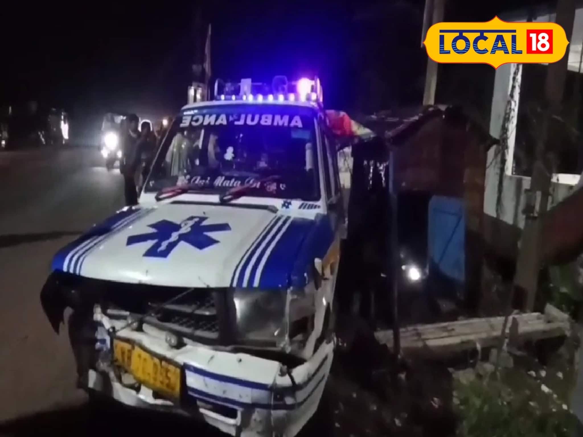 বেসামাল অ্যাম্বুল্যান্স হুড়মুড়িয়ে ঢুকে পড়ল দোকানে! ভাঙল সাইকেল, মোটরবাইক, আহত ৫