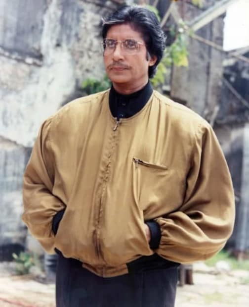 রাকেশ কুমার অমিতাভ বচ্চনকে বোঝাতে সক্ষম হন যে এই গল্পটি যদিও সহজ, তবুও দর্শকদের প্রেক্ষাগৃহে টেনে আনার জন্য প্রয়োজনীয় সবকিছুই এতে রয়েছে।