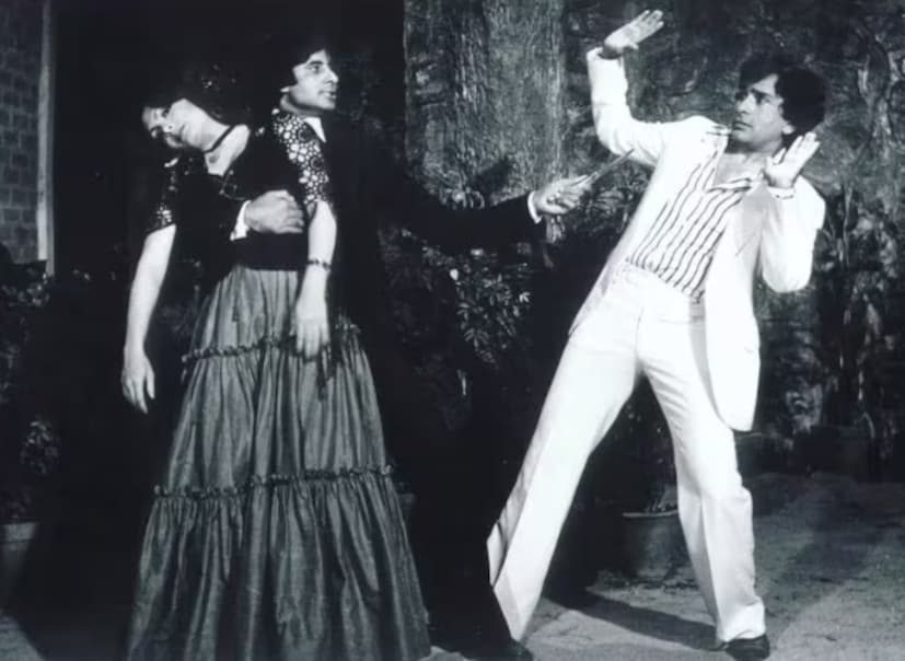 কিন্তু প্রথমে এটি সফল বলে ঘোষণা করা হয়নি। যখন এটি প্রথম প্রেক্ষাগৃহে আসে, তখন ছবিটি দর্শকদের আকর্ষণ করতে ব্যর্থ হয় এবং এমনকি এটি একটি ব্যর্থতা হিসেবেও বিবেচিত হয়।