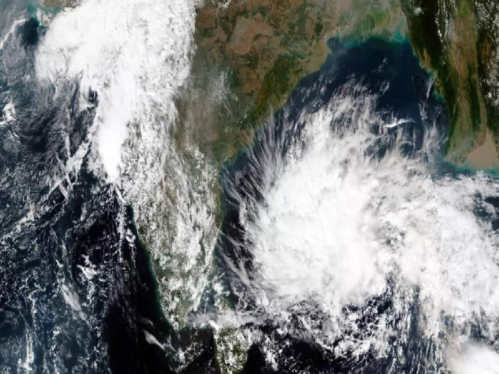 দক্ষিণ আন্দামান সাগরে ঘনীভূত নিম্নচাপ! বঙ্গোপসাগরে ঘূর্ণিঝড়ের আশঙ্কা, শীতের আবহে কী হবে বাংলায় জেনে নিন!