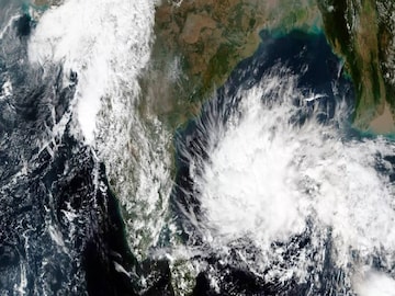 আন্দামান সাগরে ঘনীভূত নিম্নচাপ! বঙ্গোপসাগরে ঘূর্ণিঝড়ের আশঙ্কা, কী হবে বাংলায় জানুন! আন্দামান সাগরে ঘনীভূত নিম্নচাপ! বঙ্গোপসাগরে ঘূর্ণিঝড়ের আশঙ্কা, কী হবে বাংলায় জানুন!