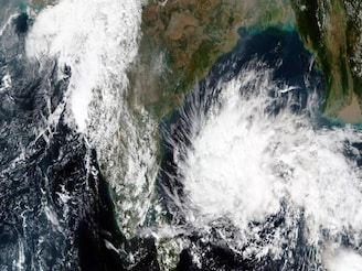 ঘূর্ণিঝড় 'দিতওয়া' এগিয়ে আসছে! শীতেও তাপমাত্রা পরিবর্তন, বাংলায় কী প্রভাব? জেনে নিন বিশদে