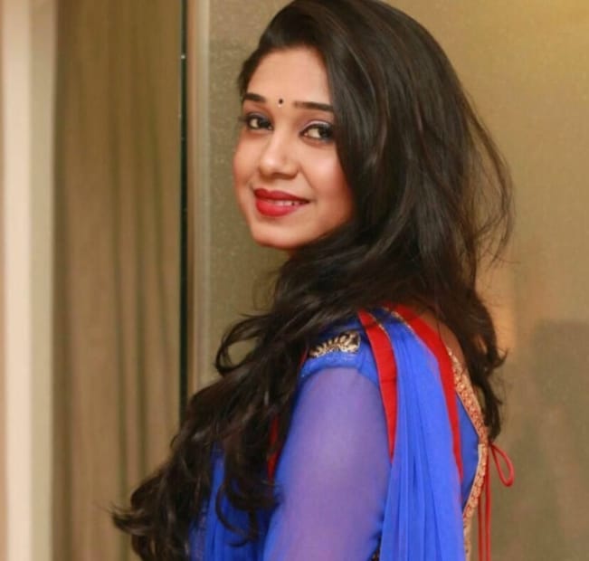 অন্তরা মিত্রকে বর্তমানে ‘সা রে গা মা পা’র বিচারকের আসনে দেখা যাচ্ছে। এছাড়াও বাংলার গণ্ডি পেরিয়ে বহু আগেই মুম্বইয়ের ফিল্মি দুনিয়ায় প্লেব্যাক গায়িকা হিসেবে পায়ের তলার জমি শক্ত করেছেন তিনি। তবে বিয়ের পর কয়েকদিন তাঁকে এই অনুষ্ঠানে নাও দেখা যেতে পারে বলে গুঞ্জন৷ বিয়ের পরপরই মধুচন্দ্রিমার জন্য কোথাও যাবেন গায়িকা৷ তারপর ফিরে এসে হবে রিসেপশন৷ এসব মিটিয়ে তিনি ফের ফিরবেন তাঁর কাজে৷ 