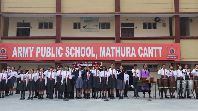 শৃঙ্খলা ও শিক্ষার মান (Discipline & Educational Ethos)কেন্দ্রীয় বিদ্যালয়ে শিক্ষার পরিবেশ আধুনিক, সহনশীল ও সর্বজনীন। সেখানে একদিকে যেমন একাডেমিক উৎকর্ষের ওপর গুরুত্ব দেওয়া হয়, তেমনি সহপাঠ্য কার্যক্রম—সংগীত, ক্রীড়া, আর্ট, বিতর্ক ও নাটকেরও সমান স্থান আছে। আর্মি স্কুলে, শৃঙ্খলা, সময়নিষ্ঠা ও শারীরিক সক্ষমতা বজায় রাখার ওপর বিশেষ গুরুত্ব দেওয়া হয়। সকালবেলায় প্যারেড, ইউনিফর্ম কোড, এবং নির্দিষ্ট সময়সূচির মধ্যে কাজ করার অভ্যাস ছাত্রছাত্রীদের জীবনের অংশ। এর ফলে তারা ছোট থেকেই শৃঙ্খলাপূর্ণ ও দায়িত্বশীল নাগরিক হিসেবে গড়ে ওঠে।