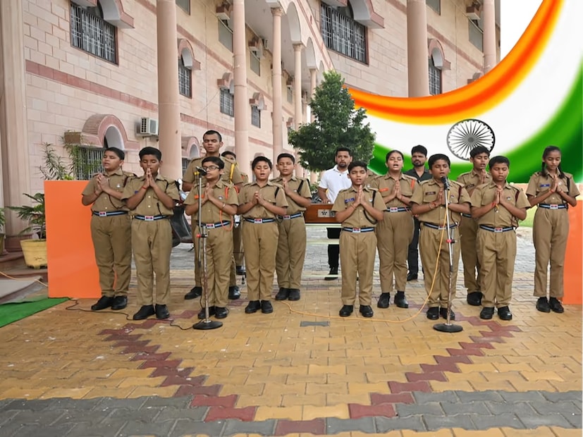 ফি কাঠামো (Fee Structure)কেন্দ্রীয় বিদ্যালয়গুলির ফি তুলনামূলকভাবে কম। এগুলি কেন্দ্রীয় সরকারের মানবসম্পদ উন্নয়ন মন্ত্রকের অধীনস্থ কেন্দ্রীয় বিদ্যালয় সংগঠন (KVS) পরিচালনা করে। সরকারি কর্মচারীদের সন্তানদের জন্য ফি অনেক ক্ষেত্রেই ছাড় দেওয়া হয়। সাধারণত মাসিক ফি ₹500 থেকে ₹1500 টাকার মধ্যে থাকে (শ্রেণি ও স্ট্রিম অনুযায়ী ভিন্ন হয়)। আর্মি পাবলিক স্কুলগুলিতে ফি কিছুটা বেশি, কারণ এগুলি পরিচালিত হয় আর্মি ওয়েলফেয়ার এডুকেশন সোসাইটি (AWES)-এর অধীনে। সেনা কর্মীদের সন্তানদের জন্য নির্দিষ্ট ছাড় থাকলেও, বেসামরিকদের ক্ষেত্রে ফি কেন্দ্রীয় বিদ্যালয়ের তুলনায় প্রায় দ্বিগুণ।