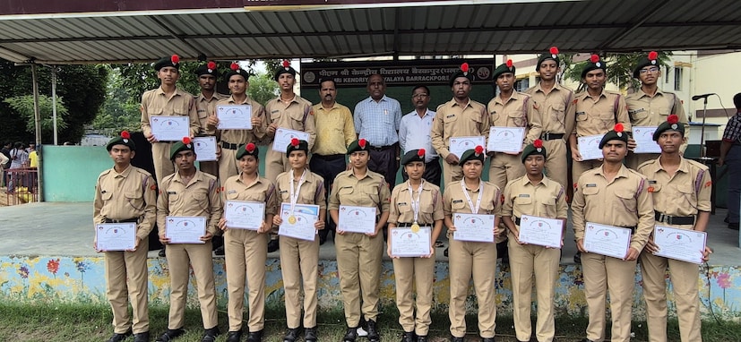 CBSE তুলনামূলকভাবে সংক্ষিপ্ত ও প্রতিযোগিতামুখী পরীক্ষার প্রস্তুতি (যেমন JEE, NEET) কেন্দ্রিক, যেখানে ICSE বোর্ড গভীর জ্ঞান, বিশ্লেষণধর্মী প্রশ্ন এবং ভাষা দক্ষতার দিকে বেশি মনোযোগ দেয়।