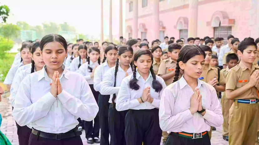 ভর্তি প্রক্রিয়া (Admission Process)কেন্দ্রীয় বিদ্যালয়ে ভর্তি প্রক্রিয়া সম্পূর্ণ অনলাইন এবং স্বচ্ছ। আসন সংরক্ষণের নিয়ম কঠোরভাবে কেন্দ্রীয় সরকারের নীতিমালা অনুসারে হয়। সরকারি কর্মচারীদের সন্তানদের জন্য অগ্রাধিকার দেওয়া হলেও, সাধারণ আবেদনকারীরাও মেধার ভিত্তিতে সুযোগ পান। আর্মি স্কুলে, সেনাবাহিনীর কর্মী বা প্রাক্তন কর্মীদের সন্তানদের অগ্রাধিকার দেওয়া হয়। বেসামরিক ছাত্রছাত্রীদের জন্য নির্দিষ্ট কোটার ব্যবস্থা রয়েছে, তবে ভর্তি প্রতিযোগিতামূলক। অনেক ক্ষেত্রে লিখিত পরীক্ষা বা সাক্ষাৎকারের মাধ্যমে ভর্তি প্রক্রিয়া সম্পন্ন হয়।