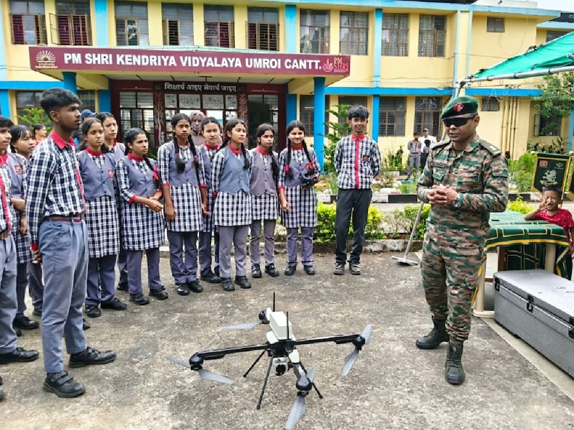 অবকাঠামো ও পরিবেশ (Infrastructure & Environment)কেন্দ্রীয় বিদ্যালয়গুলি আধুনিক প্রযুক্তিনির্ভর শিক্ষার ক্ষেত্রে অগ্রণী। এগুলিতে থাকে সুসজ্জিত শ্রেণিকক্ষ, বিজ্ঞান, কম্পিউটার ও ভাষা ল্যাব, লাইব্রেরি, এবং উন্নত মানের ক্রীড়া সুবিধা। এছাড়াও, প্রত্যেক বিদ্যালয়ে তথ্যপ্রযুক্তি শিক্ষার ওপর বিশেষ গুরুত্ব দেওয়া হয়। ছাত্রছাত্রীদের ডিজিটাল দক্ষতা বাড়াতে নিয়মিত প্র্যাকটিক্যাল সেশন ও স্মার্ট ক্লাসরুম ব্যবস্থা রয়েছে। আর্মি স্কুলগুলি, অন্যদিকে, আধুনিক অবকাঠামোর পাশাপাশি সামরিক শৃঙ্খলা ও শারীরিক প্রশিক্ষণের জন্য পরিচিত। প্রতিটি বিদ্যালয়ে থাকে বড় মাঠ, প্রশিক্ষণ প্রাঙ্গণ এবং খেলাধুলা ও ফিটনেসে বিশেষ জোর। আর্মি স্কুলের মূল লক্ষ্য শুধুমাত্র একাডেমিক উৎকর্ষ নয়, বরং নেতৃত্বগুণ, সাহস, দায়িত্ববোধ এবং আত্মনিয়ন্ত্রণ শেখানো।