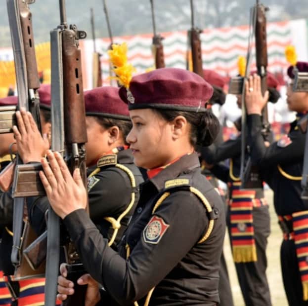 জাতীয় প্রতিরক্ষা একাডেমি (NDA)১০+২ স্তরের (দ্বাদশ শ্রেণী) পরে এনডিএতে প্রবেশ মহিলাদের জন্যও উন্মুক্ত।
এনডিএতে প্রশিক্ষণের পর অফিসার হওয়া সম্ভব।
এনডিএ-র জন্য বয়সসীমা আনুমানিক ১৬.৫-১৯.৫ বছর।