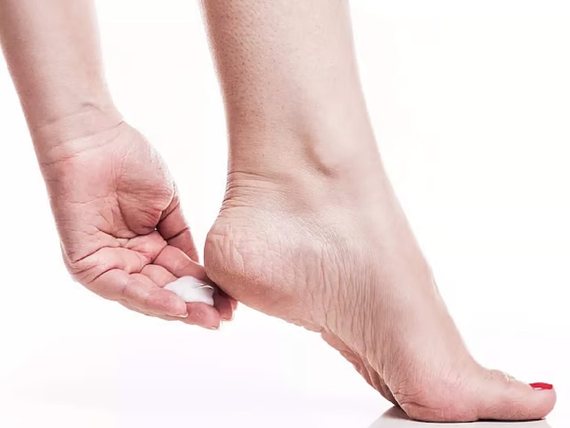 সোরিয়াসিস, ফাংগাল ইনফেকশন, একজিমার মতো ত্বকের অসুখ থাকলে পা ফাটার প্রবণতা বাড়ে। শীতে ঢাকা জুতো পরুন। পা-খোলা জুতো-চটি পরলে গোড়ালি উন্মুক্ত থাকে, ফলে পা বেশি ফাটে।